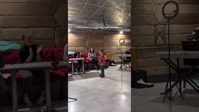 Первое выступление на публике. 4,5 годика. Юный вокалист. Улугбек Адильевич. Робот Бронислав смотреть онлайн