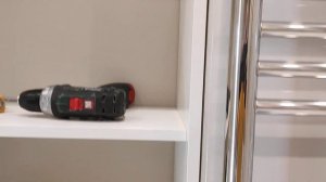 Закрываем щели между плиткой и шкафом над инсталляцией.