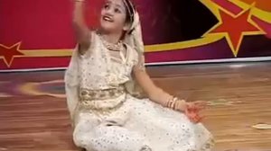 Индийский танец. Маленькая индианочка танцует Umrao Jaan