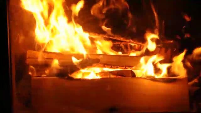 Огонь в топке печи-камина Keddy Maxette смотреть онлайн