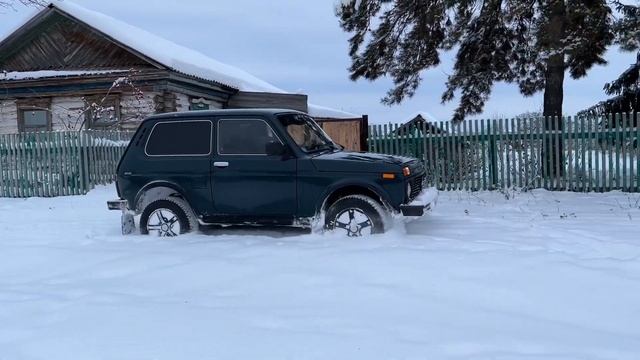 Lada 4x4 «Нива» зимой. На природу через сугробы смотреть онлайн