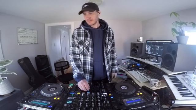 Mr. Flick // Radio Techno // 17 смотреть онлайн