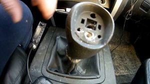 За 15 минут устраняем грохот ручки рычага КПП УАЗ Патриот 2019 года.