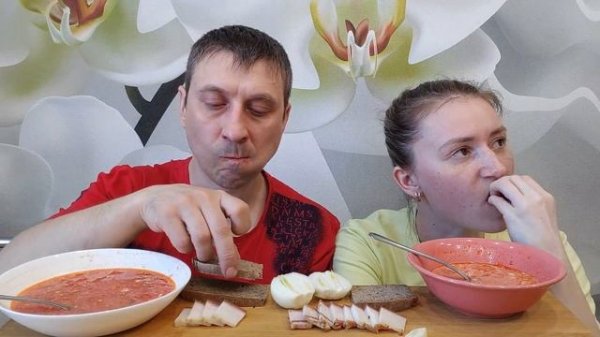 МУКБАНГ А ГДЕ РЕСНИЦЫ? ДОМАШНИЙ БОРЩ С САЛОМ | #borscht #борщ