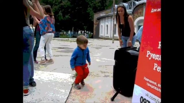А интереснее танцев есть ещё колонка со звуком из неё. Объединение танцами SDC. Кэтрин-Live смотреть онлайн