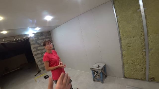 КОСИМ ТРАВУ НОВОЙ КОСИЛКОЙ/ ГИПСОКАРТОН ДЕЛАЕТ ЧУДЕСА/РОМА УЧИТСЯ КАТАТЬСЯ НА РОЛИКАХ. смотреть онлайн