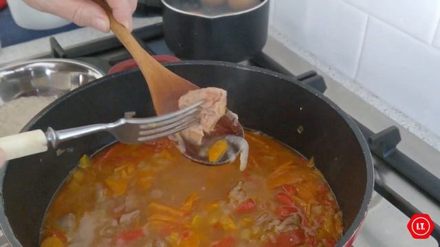 Голяшки из молодой баранины с овощами и рисом в одной кастрюле. Начинки для пирожков. День на кухне смотреть онлайн