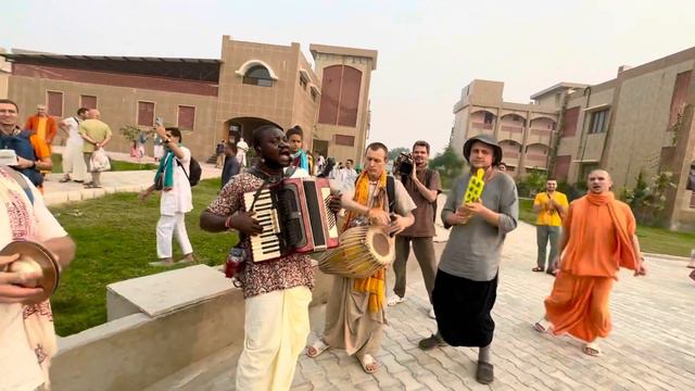 ⭐️Невероятно радостная харинама в день Говардхана пуджи в ретрит центре Шачинандана Свами смотреть онлайн