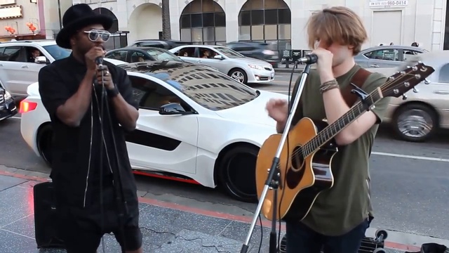 СПЕЛ НА УЛИЦЕ СО ЗВЕЗДОЙ ► Will.i.am