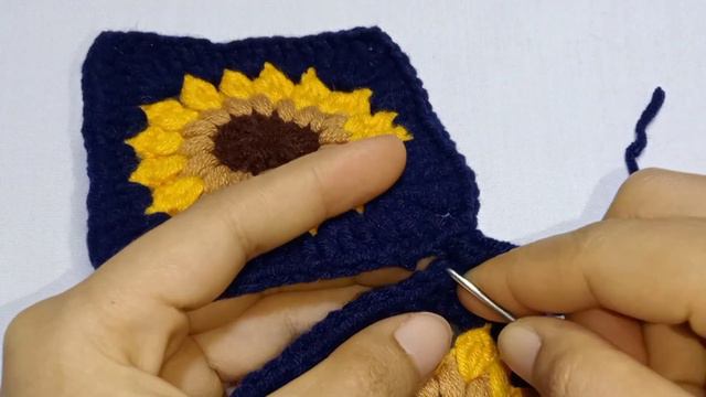 How to crochet beautiful sunflower 🌻 bag | Easy Crochet and beautiful pattern 🌻 နေကြာအိတ်ထိုးနည်း смотреть онлайн