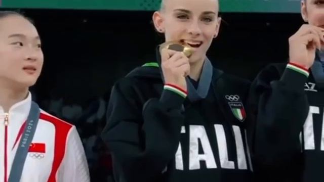Кадры недели: гимнастка из Китая Чжоу Яцынь увидела, как итальянские спортсменки «надкусывают»медаль смотреть онлайн