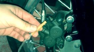 MotoFly: замена тормозной жидкости в тормозной системе Kawasaki W650... и снова российская жижа!