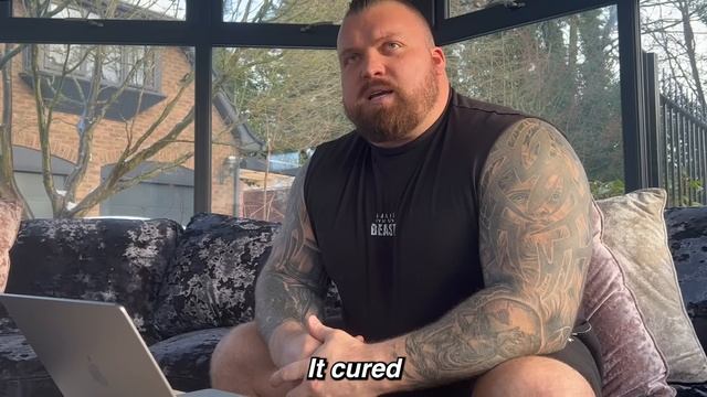 HE NEARLY BROKE HIS BACK! | Hilarious Gym Fails With Eddie Hall смотреть онлайн