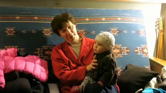 Дочка и бабушка слушают, папа играет на флейте смотреть онлайн