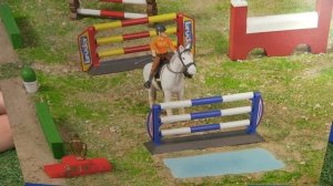 Распаковка Bruder. Игровой набор. Лошадки прыгают через барьеры