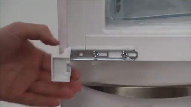 Смена крепления фасада со скользящего на жесткое в холодильнике Liebherr смотреть онлайн