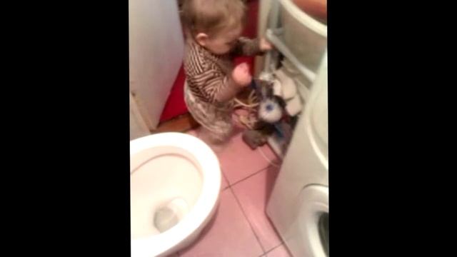 Приколы с детьми! Помогает маме мыть унитаз смотреть онлайн