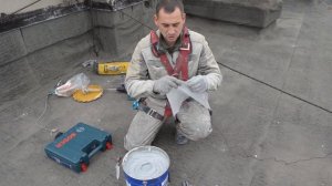 Нанесение герметика при помощи пакета | промышленный альпинизм