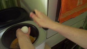 Как разбивать яйца ножом — как правильно разбить яйцо без скорлупы