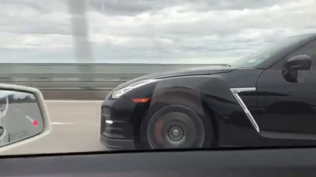 C63 AMG VS GTR смотреть онлайн