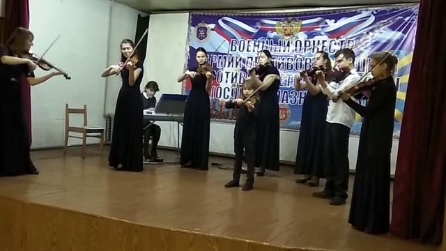 Ф. Крейслер. "Маленький венский марш". Исполняет ансамбль скрипачей "Арпеджио" смотреть онлайн