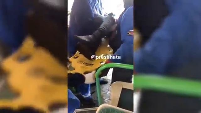 В Москве в автобусе ПРОВАЛИЛСЯ ПОЛ во время движения ШОК видео!! [2019] смотреть онлайн