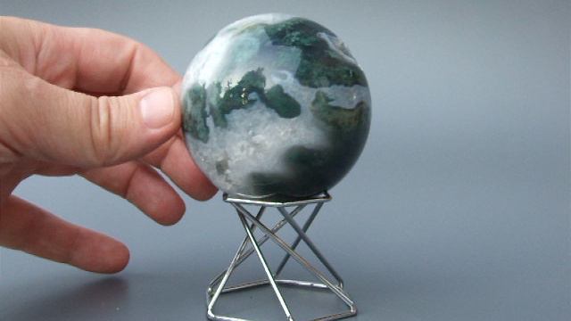 Шар Агат Моховой диаметр 68 мм Бразилия с жеодой смотреть онлайн