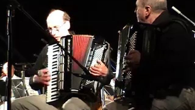 Дуэт аккордиона и баяна.mp4 смотреть онлайн