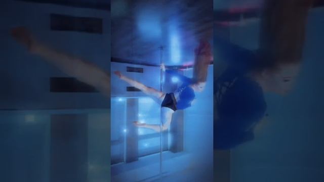 Почувствуй эту атмосферу .... Красивое видео на пилоне .... смотреть онлайн