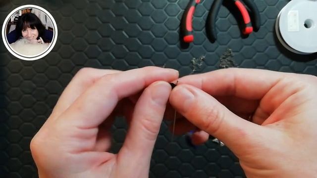 Как нанизать войлочные бусины на атласную ленту сохраняя между ними одинаковые промежутки. смотреть онлайн