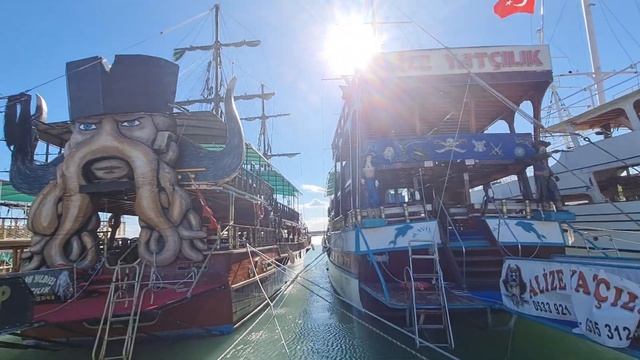 Обзор набережной турецкого Ташужду, где порт и марина. Коммерческие посудины превращены в рестораны