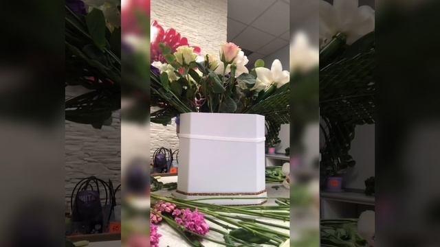 Композиция из цветов| Как создать композицию из цветов| Цветы в шляпной коробке смотреть онлайн