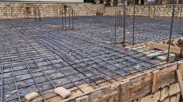 Строим дом на даче. Работа трактором. Заливка бетона. смотреть онлайн