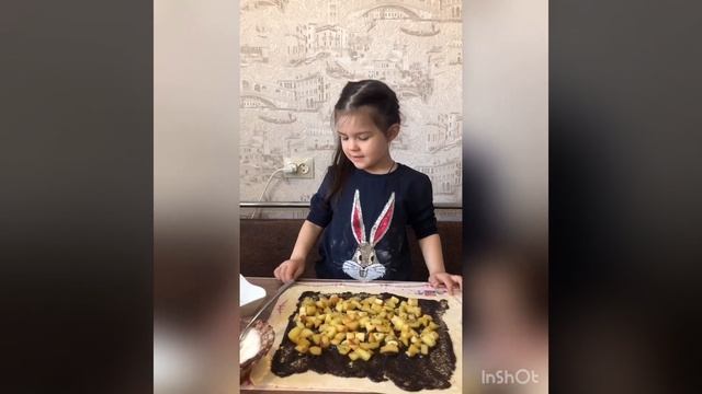 Дети играют и готовят на кухне пирог с яблоками и маком смотреть онлайн