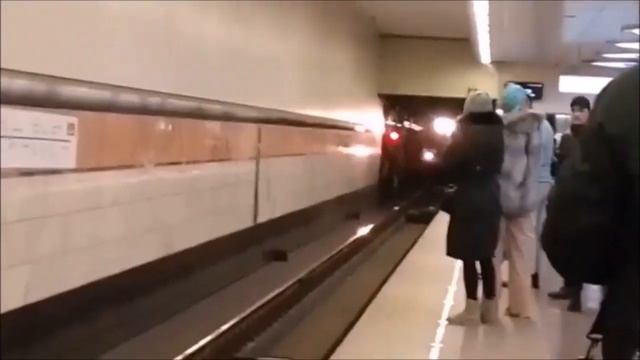 Новогодний электропоезд метро 81-710 "ЕЖ-3 №70 выезжает из оборотного тупика Котельников. смотреть онлайн