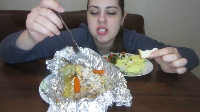 Мукбанг полезный ужин, запеченная скумбрия с овощами, картошка пюре и свежий салат. Вкусно смотреть онлайн
