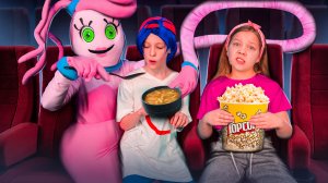 КСЮША ВСТРЕЧАЕТСЯ с МАМИНКИНЫМ СЫНКОМ! Мамочка ДЛИННЫЕ НОГИ в реальной жизни!