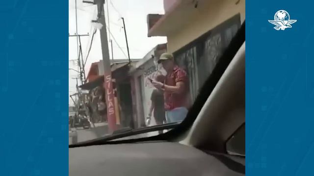 Hombre baja de su auto para escuchar mensaje de su amante y deja el bluetooth encendido смотреть онлайн