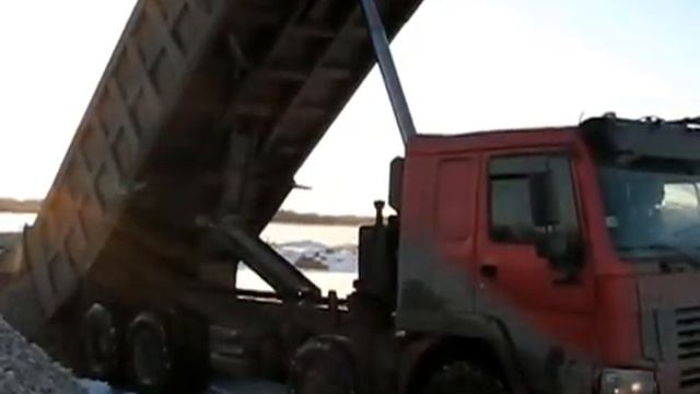Самосвал HOWO выгрузка