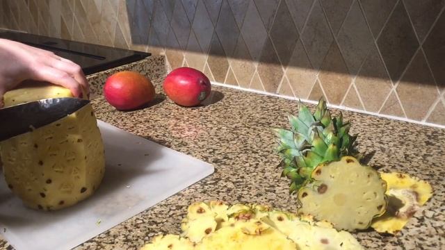 Как быстро и просто почистить ананас смотреть онлайн