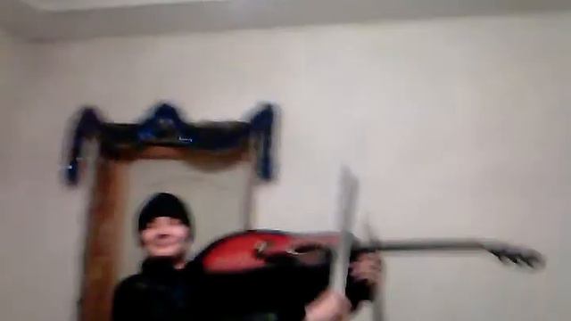 красиво играет на скрипке