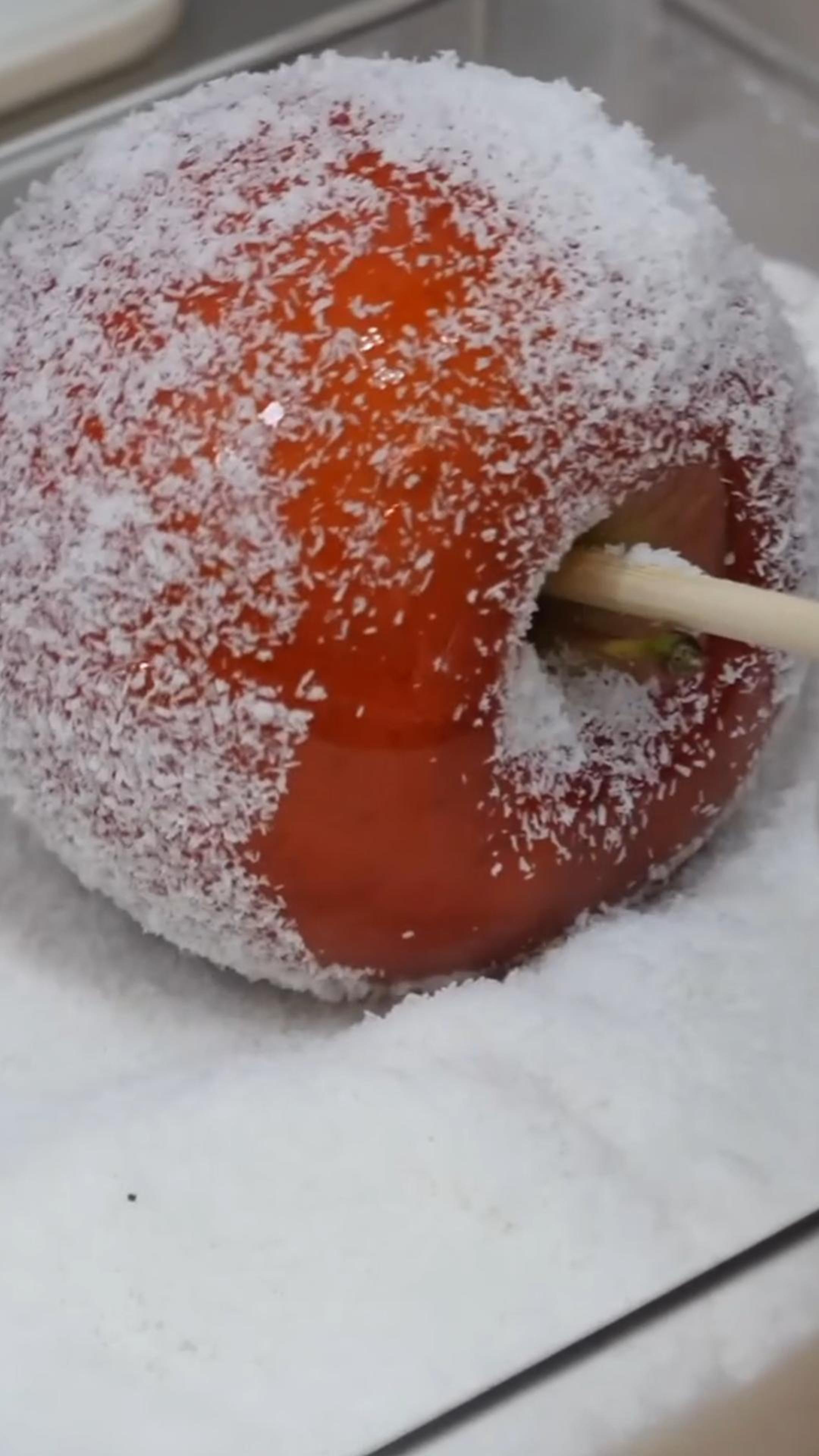 Карамельное яблоко в посыпке #яблоки #карамель #shorts смотреть онлайн