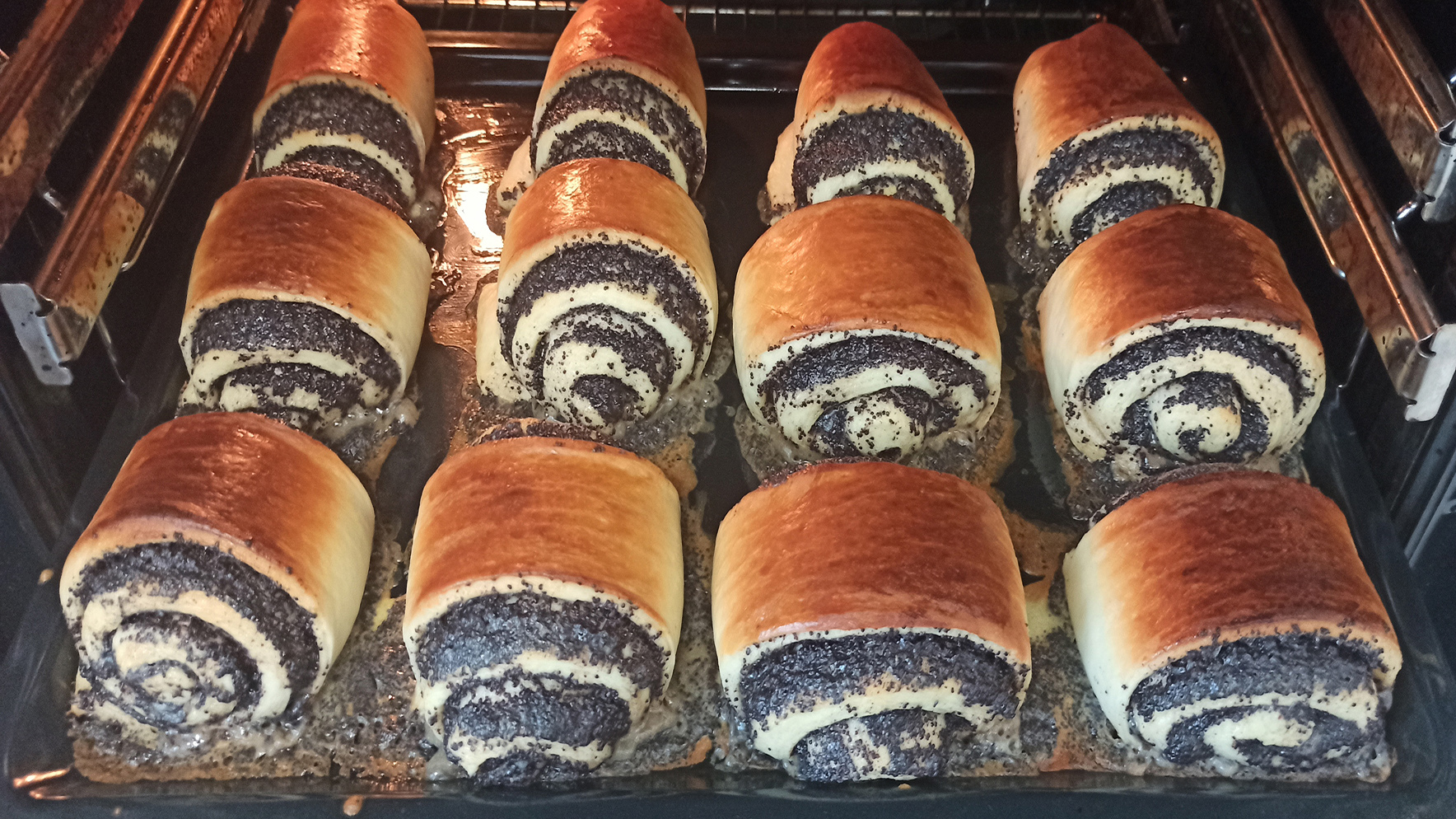 Воздушные булочки с маковой начинкой! Много начинки и шоколадной глазури! смотреть онлайн