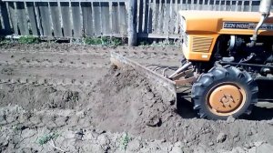 Японский минитрактор. Отвал в действии.