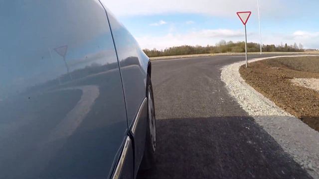Mercedes-Benz 300D W124 turning radius testing смотреть онлайн