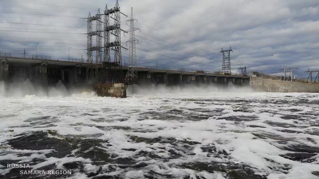 Сброс воды на Жигулёвской ГЭС идёт полным ходом / апрель 2021 г / Самарская область / Russia