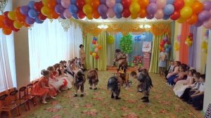 Детский танец Дикарей на выпускном празднике в детском саду.