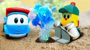 Грузовичок Лева и Грузик сажают цветы в песочнице. Развивающие видео для детей про машинки и песок