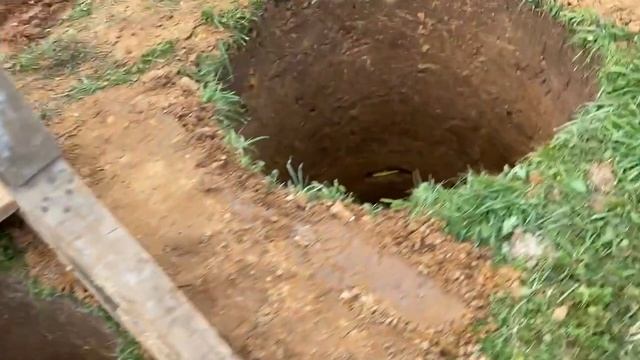 Копаем септик из бетонных колец. А колодец уже готов, вода набирается быстро смотреть онлайн