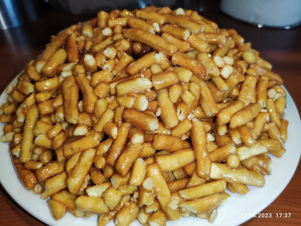 Да, это он, тот который тает во рту. Чак-Чак. Приятного аппетита смотреть онлайн